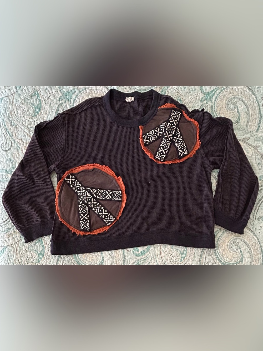 POL Navy Waffle Knit Top With Orange Peace Signs Women’s Size Large